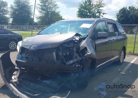 2016 Toyota Sienna Xle 7 Passenger z USA, uszkodzony, nr VIN 5TDDK3DC6GS142586